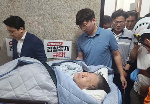 Lee Jae-myung, leader of South Korea’s main opposition Democratic Party, is taken to the hospital on Sep. 18. [Photo by Yonhap]