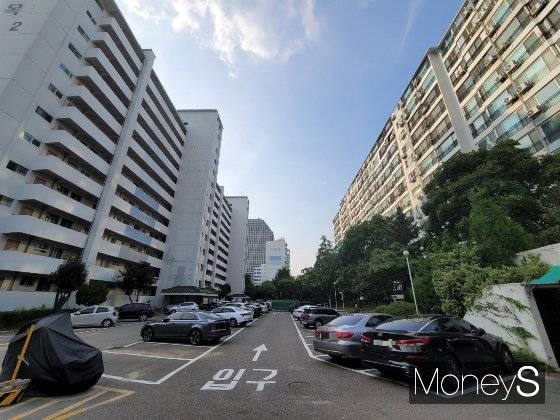 여의도 목화아파트는 소규모 단지이지만 재건축 시 대부분의 가구에서 한강 조망이 가능한 것이 가장 큰 장점이다. /사진=신유진 기자