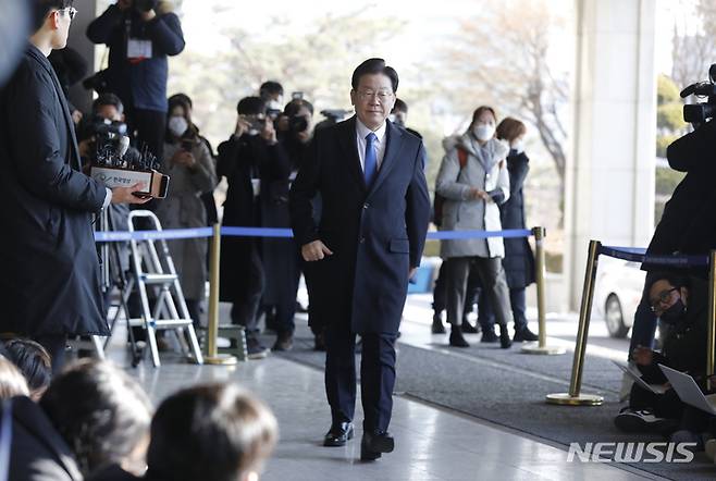[서울=뉴시스] 고승민 기자 = 이재명 더불어민주당 대표가 지난 1월28일 대장동 관련 조사를 받기 위해 서울중앙지방검찰청으로 출석하고 있다. 2023.01.28. kkssmm99@newsis.com