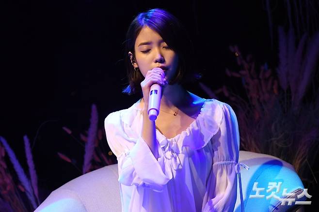 아이유가 '밤편지'를 부르는 모습. 황진환 기자