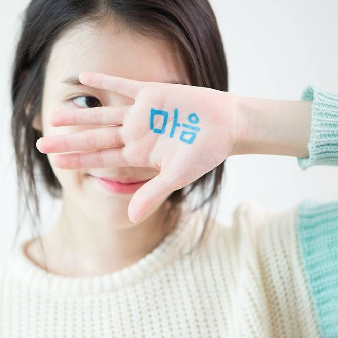 2015년 나온 아이유의 싱글 '마음' 표지