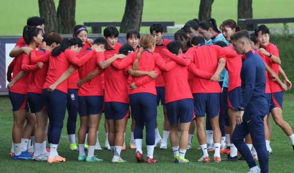 파이팅 외치는 여자축구 대표팀 - 항저우 아시안게임 여자축구 대표팀 지소연 등 선수들이 18일 오전 경기 파주시 축구국가대표트레이닝센터(NFC)에서 훈련을 준비하고 있다. 2023.9.18 연합뉴스