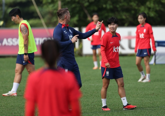 지소연과 대화하는 콜린 벨 감독 - 항저우 아시안게임 여자축구 대표팀 콜린 벨 감독이 18일 오전 경기 파주시 NFC에서 지소연에게 무언가 이야기하고 있다. 2023.9.18 연합뉴스