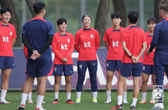 훈련 도중 환히 웃고 있는 선수들. /사진=대한축구협회