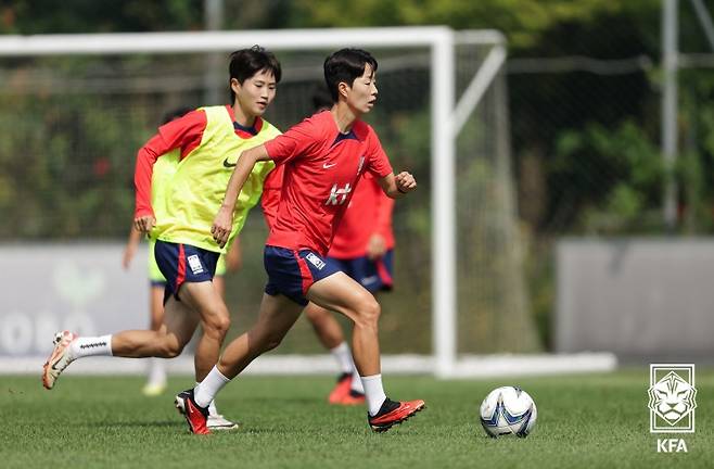 주장 김혜리(오른쪽)가 훈련 중 드리블을 하고 있다. /사진=대한축구협회