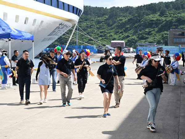 지난 8월 31일 제주항에 입항한 블루드림스타호에서 하선한 관광객들이 터미널로 이동하고 있다. / 연합뉴스