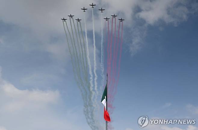 멕시코 독립기념 행사 공군기 비행 (멕시코시티 AFP=연합뉴스) 16일(현지시간) 멕시코 수도 멕시코시티에서 열린 독립기념 213주년 행사에서 공군 항공기가 멕시코 삼색기 색깔의 연기를 뿜어내고 있다. 2023.9.18