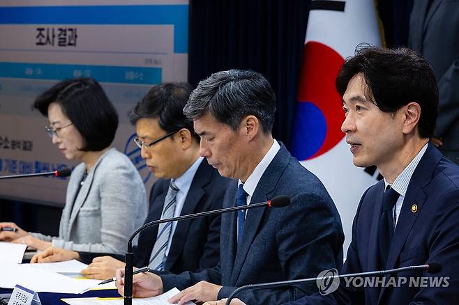우리 해역 방사능 수치는.. (서울=연합뉴스) 황광모 기자 = 박성훈 해양수산부 차관(오른쪽)이 15일 오전 서울 종로구 정부서울청사에서 열린 후쿠시마 원전 오염수 방류 관련 일일 브리핑에 참석해 우리 해역 수산물과 방사능 안전관리 현황을 설명하고 있다. 2023.9.15 hkmpooh@yna.co.kr