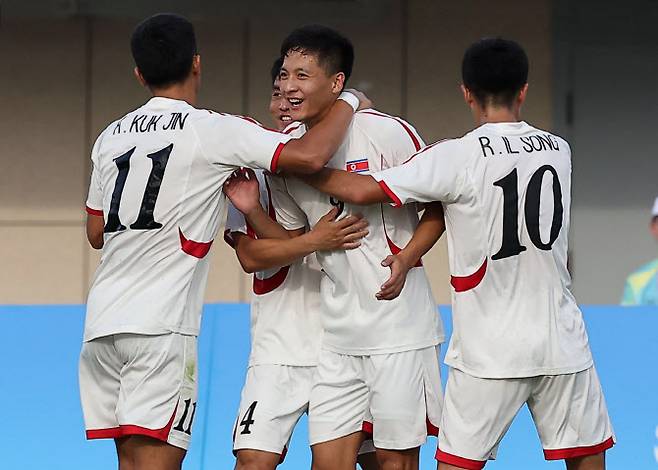 19일 오후 중국 저장성 진화시 저장성사범대 동쪽 경기장에서 열린 항저우 아시안게임 남자축구 조별리그 1차전 북한과 대만의 경기에서 북한 리조국이 선제골을 넣고 동료들과 기뻐하고 있다. (사진=연합뉴스)