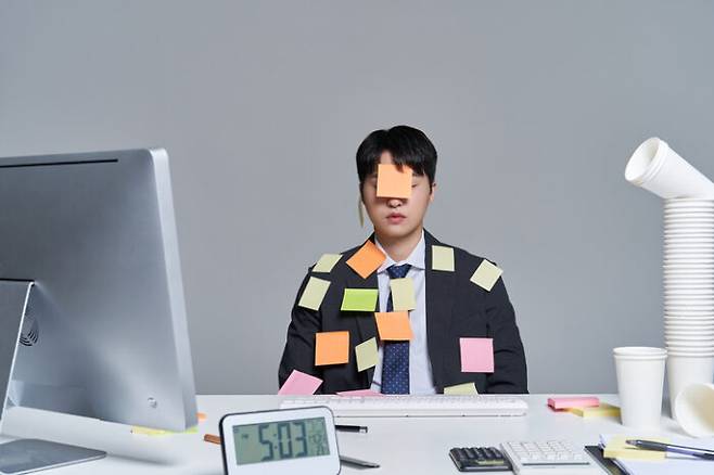 영국 속담 '놀지 않고 일만 하면 바보가 된다'가 괜히 생긴 게 아니다. 일 중독은 '번아웃증후군'으로 이어져 사람을 피폐하고 만들고 불행에 빠뜨린다. [사진=게티이미지뱅크]