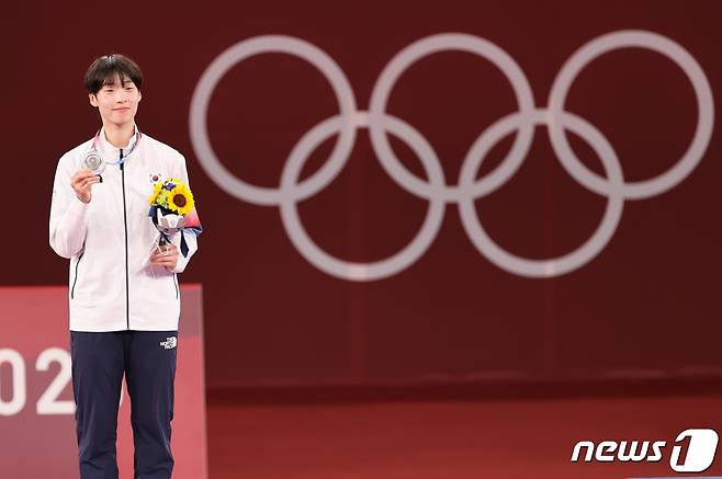 태권도 이다빈이 27일 오후 일본 지바현 마쿠하리 메세 A홀에서 열린 '2020 도쿄올림픽' 67kg급 여자 태권도 시상식에서 은메달을 걸고 있다.. 2021.7.27/뉴스1 ⓒ News1 이재명 기자