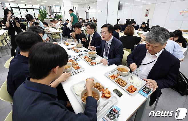 유홍림 서울대학교 총장을 비롯한 학교 관계자들과 재학생들이 19일 오전 서울 관악구 서울대 학생회관 내 구내식당에서 '천원의 식사'를 먹고 있다. 2023.9.19/뉴스1 ⓒ News1 김진환 기자