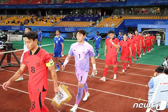 19일 오후 중국 저장성 진화시 스포츠 센터 스타디움에서 열린 2022 항저우 아시안게임 남자 축구 E조 조별리그 1차전 대한민국과 쿠웨이트의 경기에서 대한민국 선수들이 입장하고 있다. 2023.9.19/뉴스1 ⓒ News1 민경석 기자