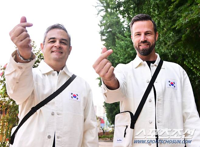12일 서울 방이동 올림픽공원 올림픽홀에서 항저우아시안게임 선수단 결단식이 열렸다. 남자 핸드볼 홀란도 프레이타스 감독(왼쪽)과 여자 핸드볼 국가대표팀 헨릭 시그넬 감독이 함께 포즈를 취하고 있다. 방이동=송정헌 기자songs@sportschosun.com/2023.09.12/