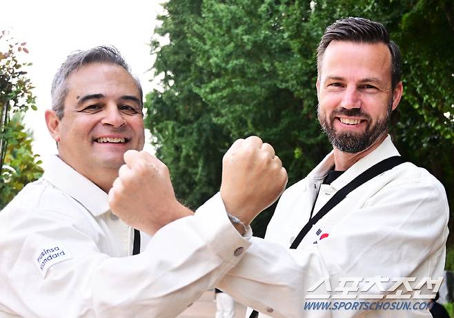 12일 서울 방이동 올림픽공원 올림픽홀에서 항저우아시안게임 선수단 결단식이 열렸다. 남자 핸드볼 홀란도 프레이타스 감독(왼쪽)과 여자 핸드볼 국가대표팀 헨릭 시그넬 감독이 함께 포즈를 취하고 있다. 방이동=송정헌 기자songs@sportschosun.com/2023.09.12/