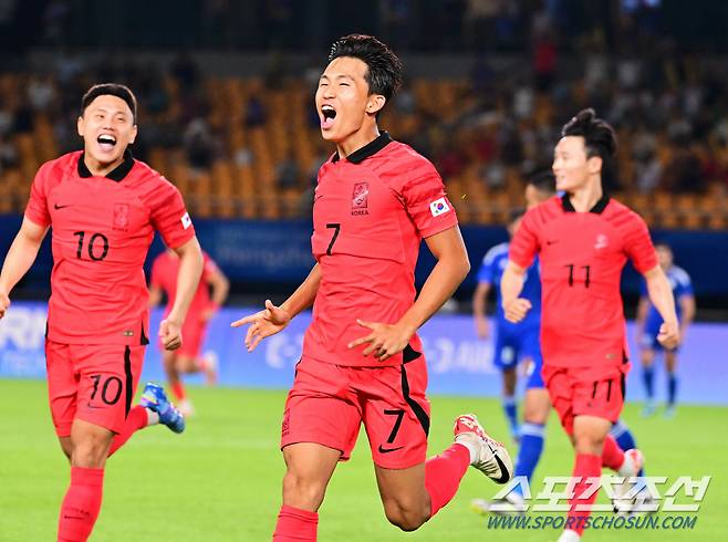 19일 오후 중국 진화스타디움에서 항저우아시아게임 남자축구 조별 예선 1차전 대한민국과 쿠웨이트의 경기. 전반 선취골을 성공시킨 정우영. 진화(중국)=송정헌 기자songs@sportschosun.com/2023.09.19/