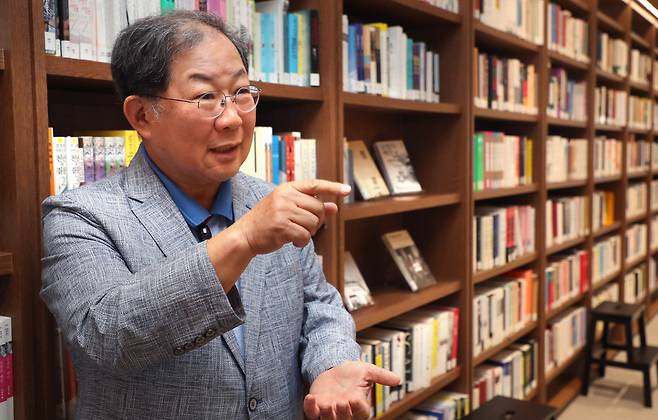 박병원 안민정책포럼이사장·한국비영리조직평가원 이사장이 2023년 9월 14일 서울 종로구 라이나타워에서 기자와 인터뷰하고 있다. 박 이사장은 행정고시 17회로 공직에 입문해 30년 넘게 봉직한 뒤 전국은행연합회장, 한국경총 회장 등을 지냈다. 그는 "3년에 걸쳐 박정희 대통령을 설득해 물가 규제를 풀고 우리 경제의 패러다임을 민간 자율경제로 바꾼 강경식 전 재무부 장관이 인생의 멘토"라고 말했다./이덕훈 기자