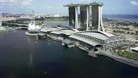 싱가포르를 상징하는 초대형 건축물 ‘마리나베이샌즈’. 카지노를 포함한 복합 리조트로 지상에서 최대 52도 기울어진 독특한 디자인의 호텔 3동과 빌딩 꼭대기를 하나로 연결하는 스카이파크로 구성돼 있다. 2010년 개장 후 많은 외국인 관광객 유치로 국부 창출과 글로벌 이미지 구축에 큰 도움이 되고 있다./조선일보DB