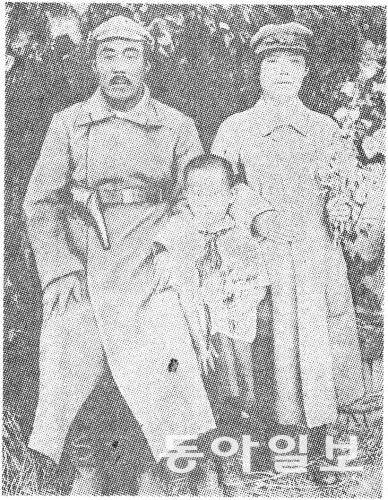 홍범도 장군(왼쪽)이 1929년 소련 연해주에서 부인(오른쪽)과 함께 찍은 사진.  동아일보DB