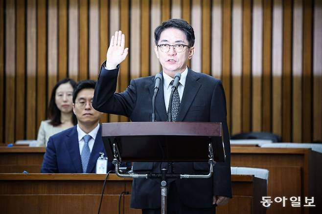 이균용 대법원장 후보자가 19일 오전 서울 여의도 국회에서 열린 대법원장 임명 동의에 관한 인사청문특별위원회에 출석해 선서하고 있다. 박형기 기자 oneshot@donga.com