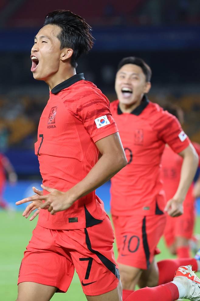 19일 중국 진화 스포츠 스타디움에서 열린 2022 항저우 아시안게임 남자축구 조별리그 E조 1차전 대한민국 대 쿠웨이트 경기, 전반전 한국 정우영이 첫 골을 터뜨린 뒤 환호하고 있다. 2023.09.19. 뉴시스