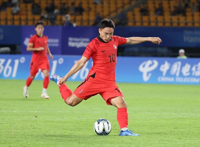 19일 중국 진화 스포츠 스타디움에서 열린 2022 항저우 아시안게임 남자축구 조별리그 E조 1차전 대한민국 대 쿠웨이트 경기, 전반전 조영욱이 두번째 골을 터뜨리고 있다. 2023.09.19.뉴시스