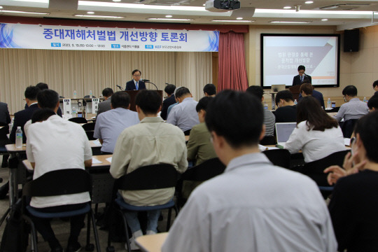 이동근 경총 상근부회장이 19일 서울 영등포구 이룸센터에서 '중대재해처벌법 개선방향 토론회'에서 인사말을 하고 있다. 한국경영자총협회 제공