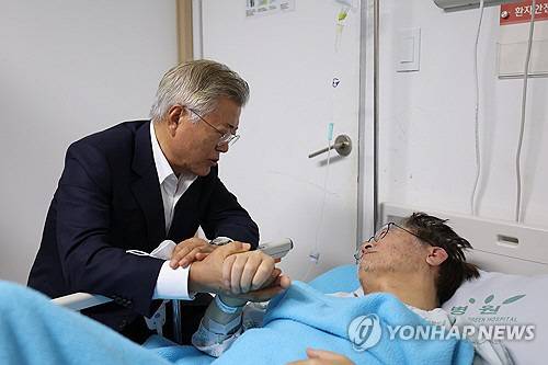 문재인 전 대통령이 19일 오후 서울 중랑구 녹색병원을 방문해 입원 중인 더불어민주당 이재명 대표를 만나고 있다. 연합뉴스