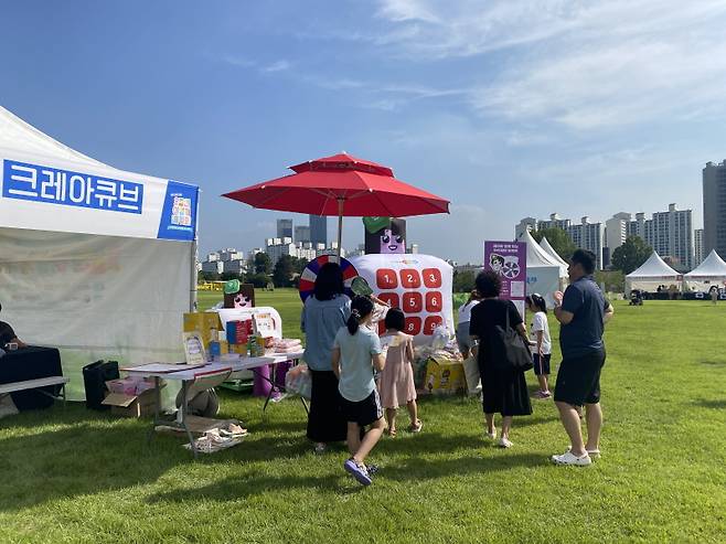 잔디밭에 꾸며진 K-에듀테크 스타트업 부스