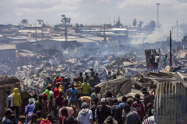 케냐 수도 나이로비의 빈민가인 키베라 지역에서 지난 2월6일(현지시각) 불이 나 많은 주택이 잿더미로 바뀌었다. 나이로비/AP 연합뉴스