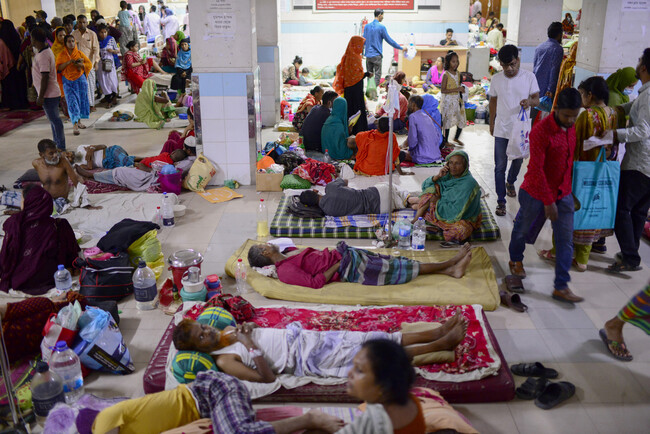 방글라데시 다카 무그다 의대병원서 치료받는 뎅기열 환자들의 모습. AP 연합뉴스