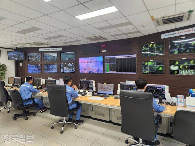 15일 오전 인도네시아 찔레곤에 있는 크라카타우포스코 중앙관제실에서 인도네시아 직원들이 공정 과정을 실시간으로 점검하고 있다. 칠레곤=나주예 기자