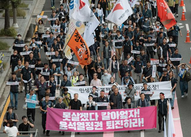 16일 서울 용산구 남영역 인근에서 열린 윤석열 정권 퇴진하라 3차 범국민대회를 마친 참가자들이 서울역으로 행진하고 있다. 뉴스1