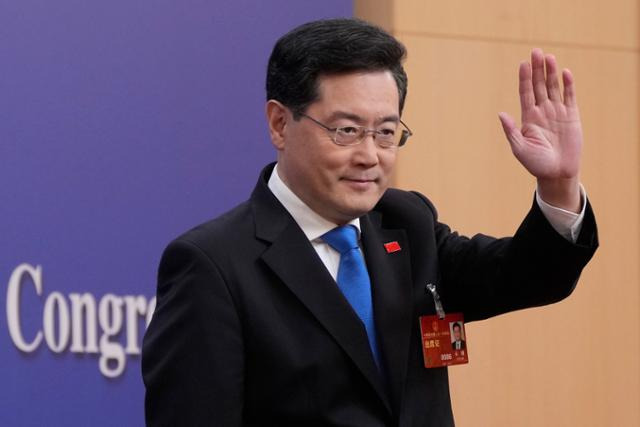 친강 중국 전 외교부장이 지난 3월 7일 중국 베이징 미디어센터에서 열린 내외신 기자회견장에 도착해 인사하고 있다. 베이징=AP 뉴시스