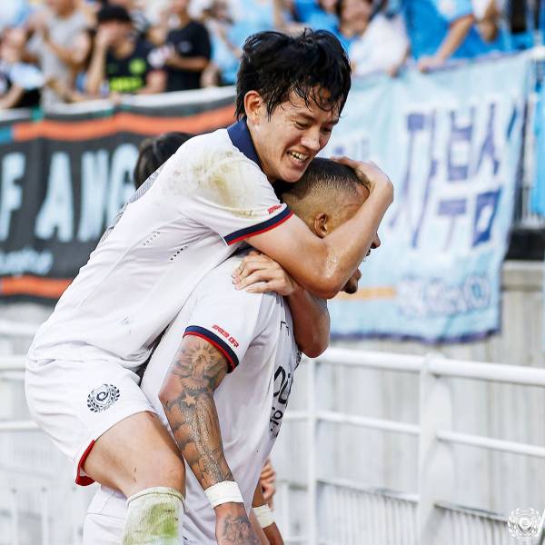 지난 17일 수원월드컵경기장에서 열린 수원 삼성과 대구FC의 경기에서 바셀루스의 극장 골이 터지자 함께 환호하는 홍철의 모습. 사진=대구