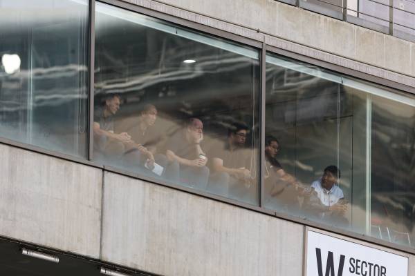 지난 17일 서울월드컵경기장을 찾아 FC서울과 광주FC의 경기를 관전하고 있는 위르겐 클린스만(왼쪽) 감독. 프로축구연맹 제공