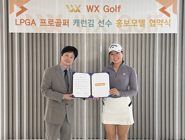 LPGA 프로골퍼 캐런김 선수가 홍보모델 협약식을 진행하고 있다. / 사진제공=더블유엑스