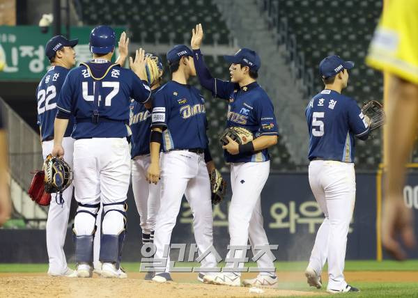 2023 KBO 프로야구 두산베어스와 NC다이노스의 경기가 19일 오후 서울 잠실야구장에서 열렸다. 2대 1로 승리한 NC선수들이 경기 후 자축하고 있다. 잠실=김민규 기자 mgkim1@edaily.co.kr