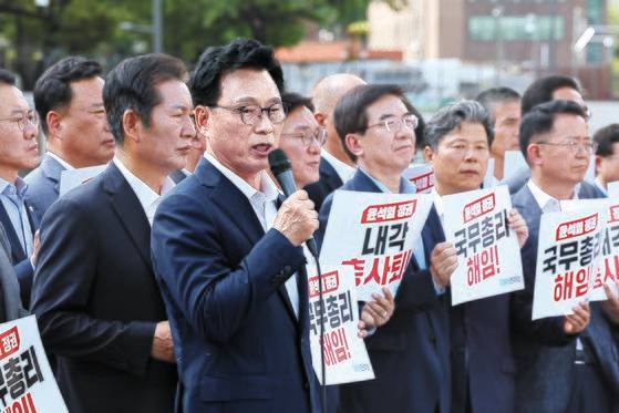 더불어민주당 박광온 원내대표가 18일 서울 용산구 대통령실 앞에서 윤석열 정권 국정 전면 쇄신 및 국무총리 해임·내각 총사퇴를 촉구하는 규탄발언을 하고 있다. 연합뉴스