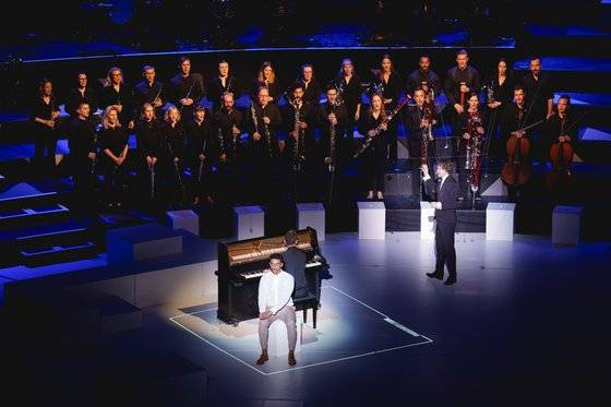 '봄의 제전' 연주에 앞서 곡에 대한 해설을 드라마 형식으로 구성한 오로라 오케스트라. [사진 Andy Paradise/BBC 프롬스]