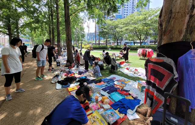 지난 6월 주말, 부산 송상현광장 잔디광장에서 중고장터가 열리고 있다.