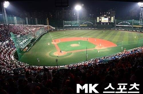 과거 히어로즈가 홈구장으로 사용했던 목동구장은 주변 소음 민원 문제가 있어 야간 경기 개최가 쉽지 않은 분위기다. 사진=김영구 기자
