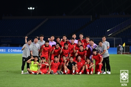 황선홍 감독과 아시안게임 대표팀 선수들은 최초로 3연패에 도전한다. 사진=대한축구협회 제공