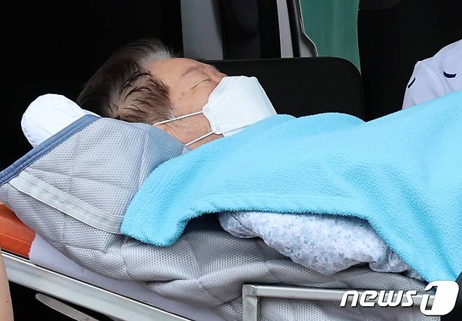 (서울=뉴스1) 구윤성 기자 = 이재명 더불어민주당 대표가 장기간 단식으로 건강이 악화하면서 18일 오전 서울 중랑구 녹색병원으로 이송되고 있다. 2023.9.18/뉴스1  Copyright (C) 뉴스1. All rights reserved. 무단 전재 및 재배포 금지.
