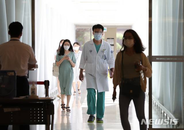 [서울=뉴시스] 지난 2020년 9월4일 오후 서울 한 대학병원에서 가운을 입은 병원 관계자들이 의대와 연결된 통로를 걷고 있다. (사진=뉴시스DB). 2023.09.19. photo@newsis.com