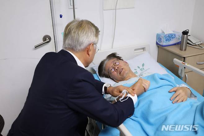 [서울=뉴시스] 추상철 기자 = 문재인 전 대통령이 19일 오후 서울 중랑구 녹색병원을 방문해 입원중인 이재명 더불어민주당 대표를 만나고 있다. (공동취재사진) 2023.09.19. photo@newsis.com