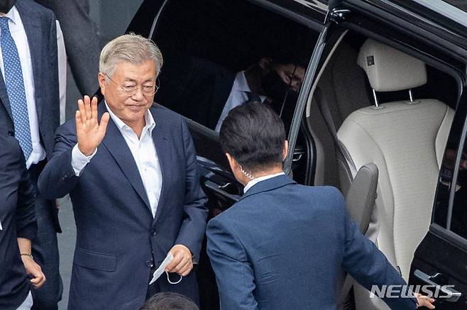 [서울=뉴시스] 추상철 기자 = 문재인 전 대통령이 19일 오후 서울 중랑구 녹색병원에서 이재명 더불어민주당 대표 문병 후 이동하고 있다. (공동취재사진) 2023.09.19. photo@newsis.com