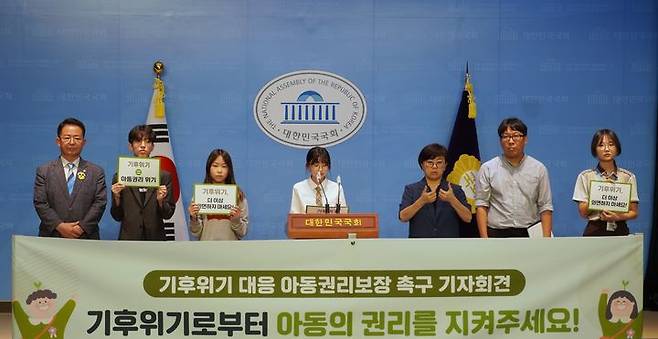 [서울=뉴시스]19일 국회 소통관에서 진행된 기후위기 대응 아동권리보장 촉구 기자회견. 사진 왼쪽부터 이용빈 의원(기후위기 특별위원회) 김건이(노스런던컬리지에잇스쿨제주 13학년), 최진원(전주만성초등학교 6학년) , 정아윤(화성동화중학교 1학년) , 고완석 팀장, 박강은(부산소프트웨어마이스터고등학교 1학년) 아동. (사진=굿네이버스 제공) 2023.09.19. *재판매 및 DB 금지