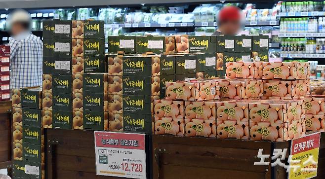 집중호우·태풍으로 과일류의 가격이 급등한 가운데 18일 오전 서울시내 한 대형마트에서 시민들이 추석을 앞두고 과일을 구매하고 있다. 황진환 기자