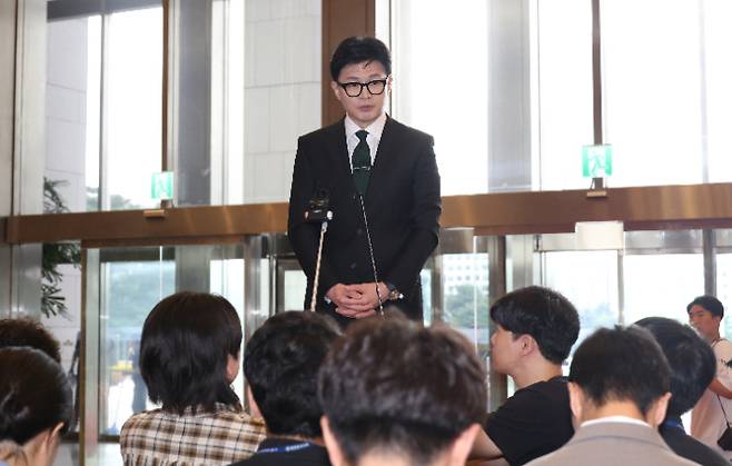 "이재명 대표의 단식은요.."     (서울=연합뉴스) 신준희 기자 = 한동훈 법무부 장관이 18일 국회에서 본회의 출석을 위해 입장하던 중 기자들의 질문에 답하고 있다. 2023.9.18     hama@yna.co.kr (끝)   연합뉴스